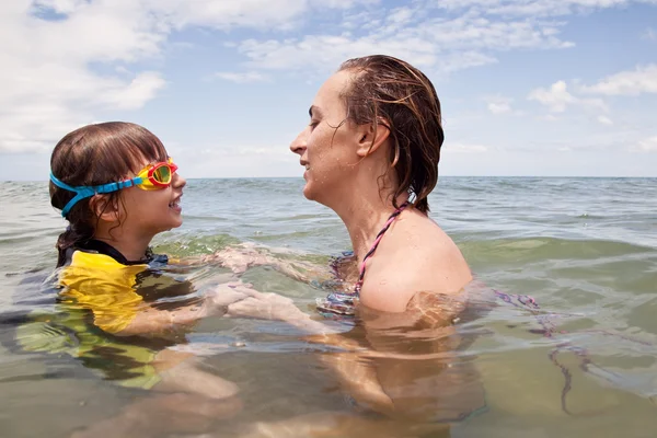 Mather e filha brincando no mar — Fotografia de Stock