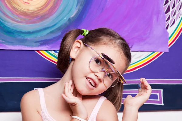 Χαριτωμένο κοριτσάκι σε γυαλιά — Φωτογραφία Αρχείου