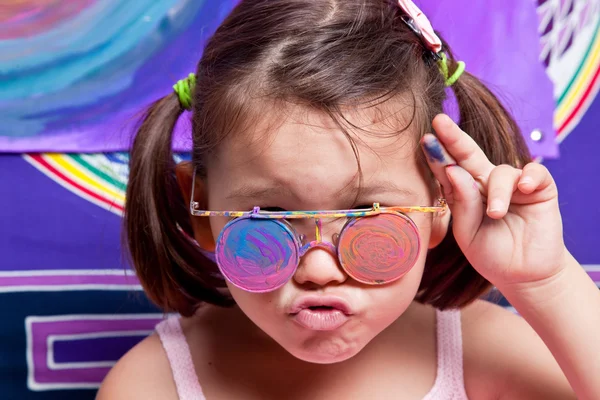 Petite fille avec des lunettes peintes — Photo