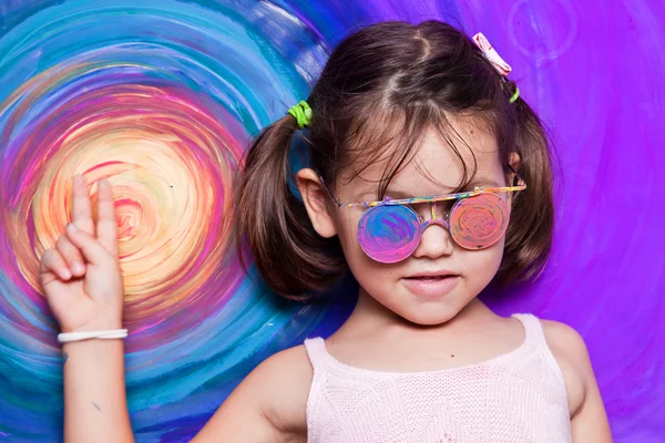 Petite fille avec des lunettes peintes — Photo