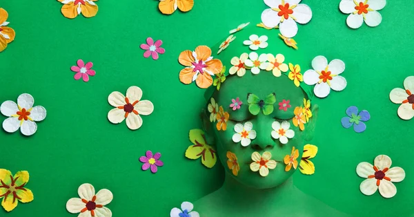 Rostro femenino en flores — Foto de Stock