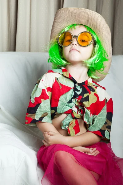 Menina cowboy em uma peruca verde — Fotografia de Stock