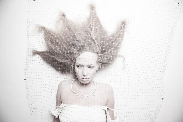 Χλωμή γυναίκα στο κουκούλι — Φωτογραφία Αρχείου