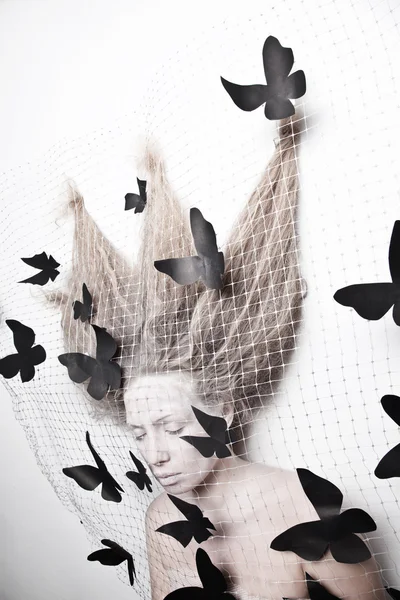Mujer pálida en capullo con mariposas — Foto de Stock