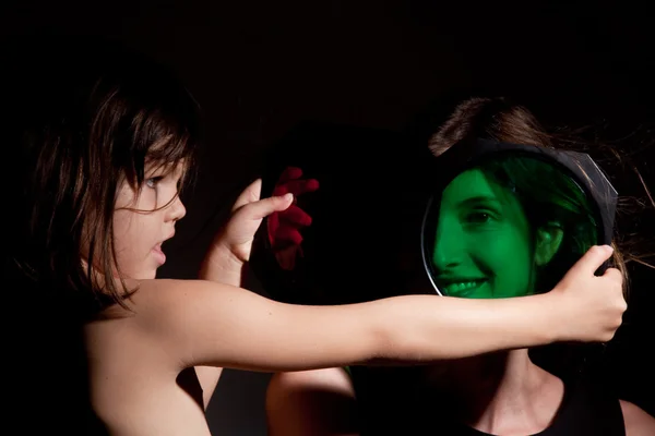 Дівчина і жінка з кольоровими фільтрами — стокове фото