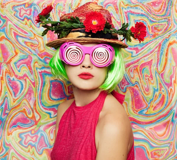 Mujer en gafas brillantes y sombrero floral — Foto de Stock