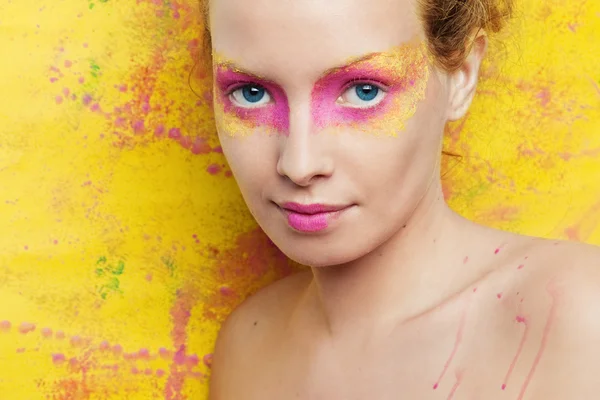 Mädchen mit leuchtenden Augen schminken — Stockfoto