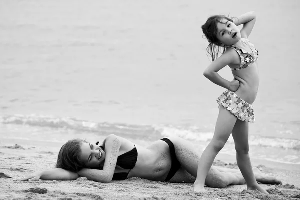 Mulher e menina relaxando na praia — Fotografia de Stock