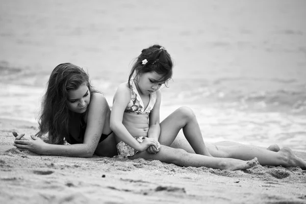 Donna e bambina si rilassano sulla spiaggia — Foto Stock