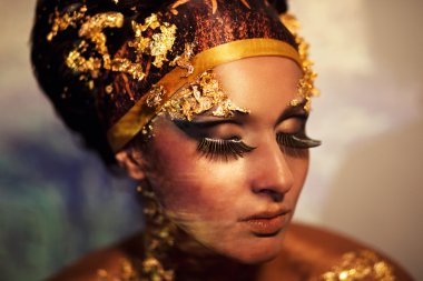 Kadın Tanrıça Isis olarak