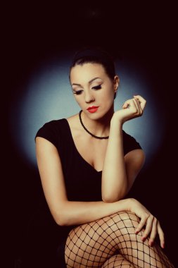 stüdyoda oturan oyuncu