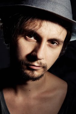 şapkalı genç adam