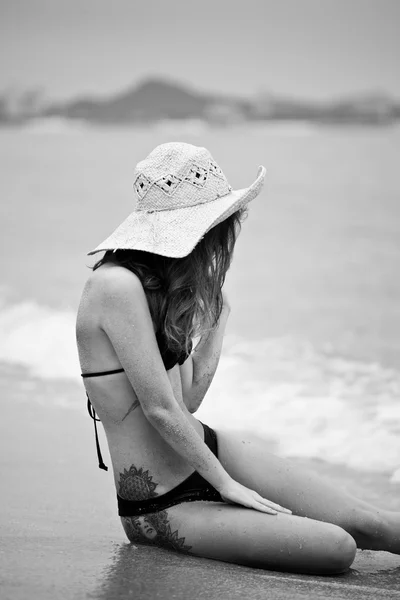 Mulher deitada na praia de areia — Fotografia de Stock