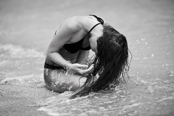 Mulher sentada na praia de areia — Fotografia de Stock