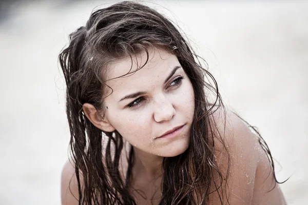 在海滩上的湿头发女人肖像 — 图库照片