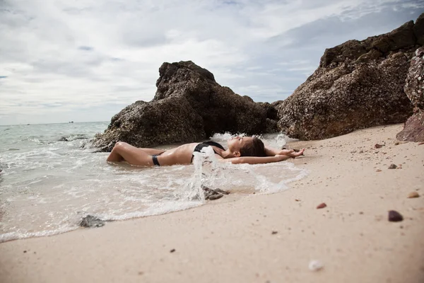 Mulher deitada na praia de areia — Fotografia de Stock