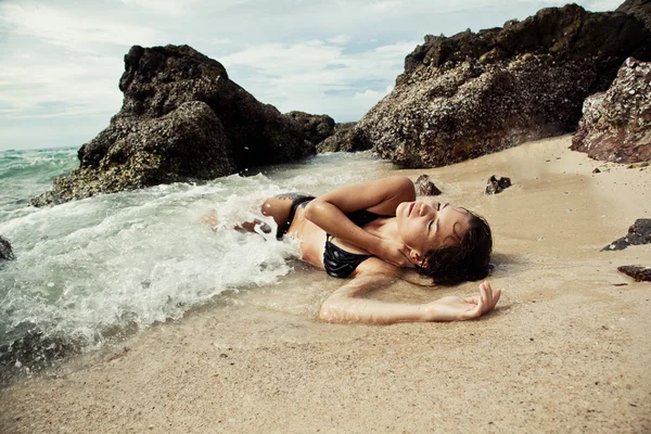 Mulher deitada na praia de areia — Fotografia de Stock