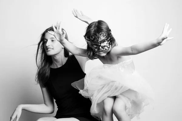 Mujer y niña en carnaval máscara de baile — Foto de Stock