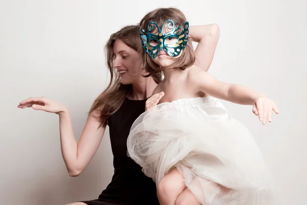 Donna e ragazza in maschera di carnevale ballare — Foto Stock