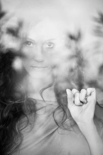 Reflexión o mujer en la ventana — Foto de Stock