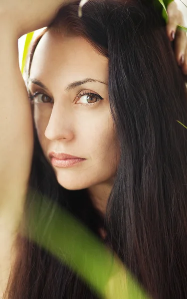 Mujer en naturaleza tropical — Foto de Stock