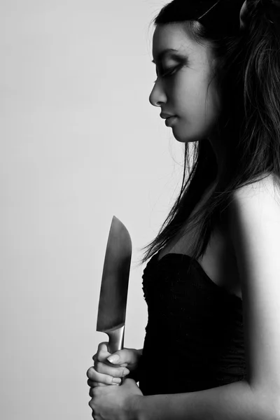 Chica asustadiza con un cuchillo — Foto de Stock