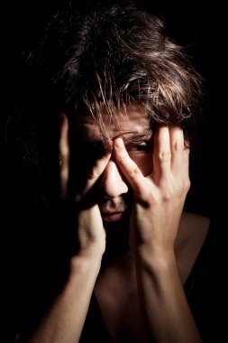 Genç üzgün adamın portresi