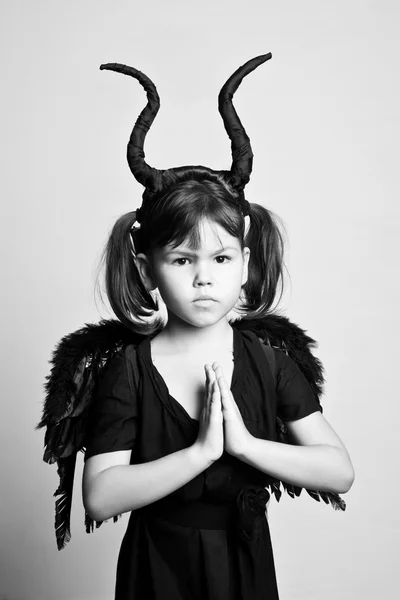 Маленька дівчинка з рогами і крилами — стокове фото
