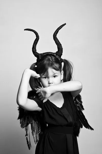 Boynuzları ve kanatlar ile küçük kız — Stok fotoğraf