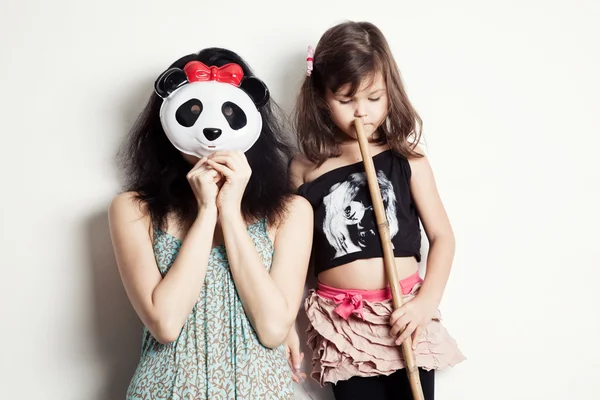 パンダのマスクとコスチュームの娘の母 — ストック写真