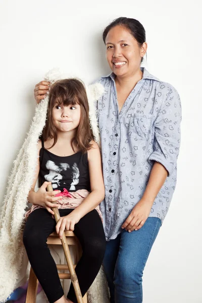 Meisje in kostuum en haar nanny — Stockfoto