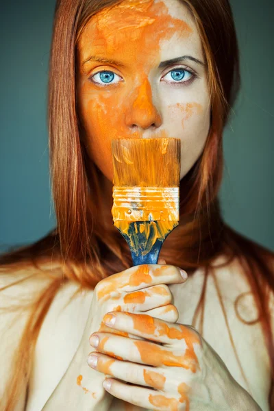 Mujer artista en pintura — Foto de Stock