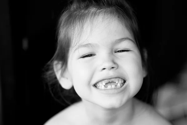 Menina mostrando seus dentes de leite desaparecidos — Fotografia de Stock