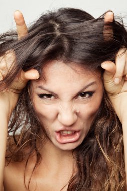 Bir keçi gösterilen kadın 