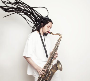 Dreadlocks ile erkek sanatçısı
