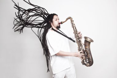 Dreadlocks ile erkek sanatçısı