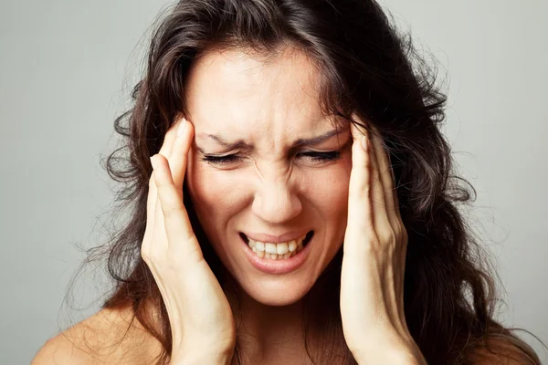 Frau leidet unter Kopfschmerzen — Stockfoto