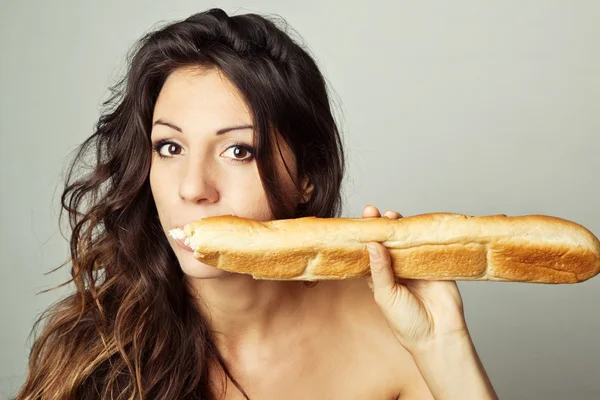 Femme affamée manger baguette — Photo