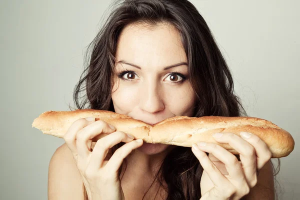 Femme affamée manger baguette — Photo