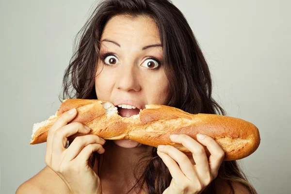 Femme affamée manger baguette — Photo