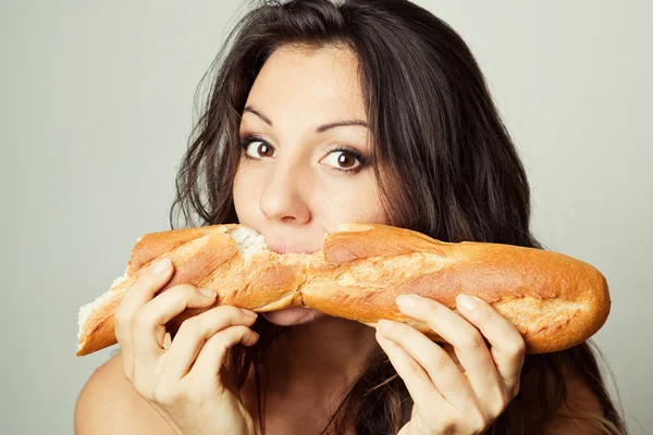 Femme affamée manger baguette — Photo