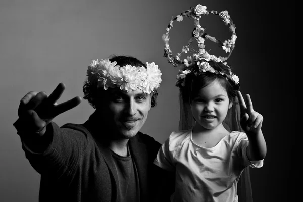 Padre e hija con signo de pieza — Foto de Stock