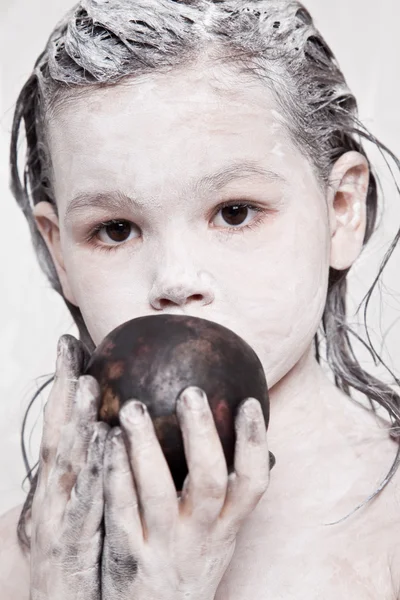 Girl with the black apple — Stock Photo, Image