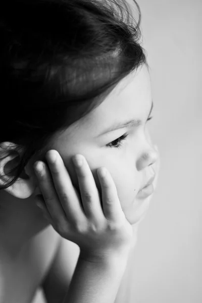 Szomorú kis lány portréja — Stock Fotó