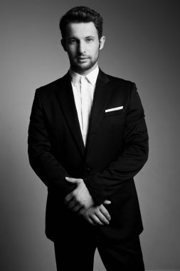 yakışıklı bir adam bir takım elbise