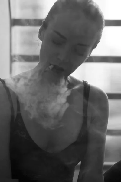 Αισθησιακή γυναίκα με ένα τσιγάρο — Φωτογραφία Αρχείου
