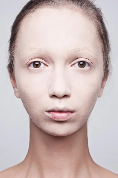 Bleke vrouwelijke gezicht — Stockfoto