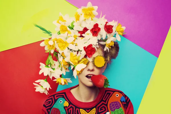 Menina brilhante com morango — Fotografia de Stock