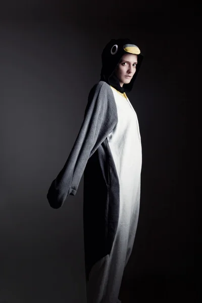 Kobieta w strój pingwina — Zdjęcie stockowe