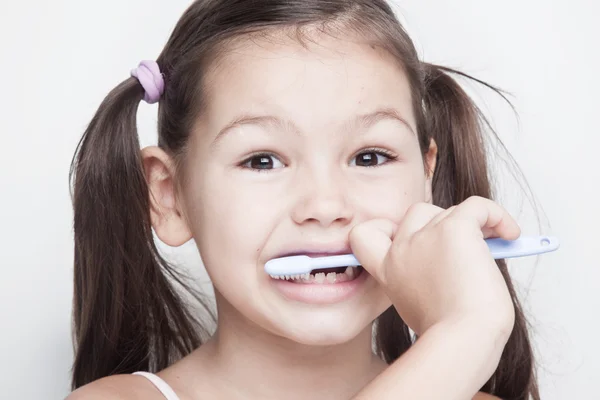 Mädchen putzt ihre Zähne — Stockfoto